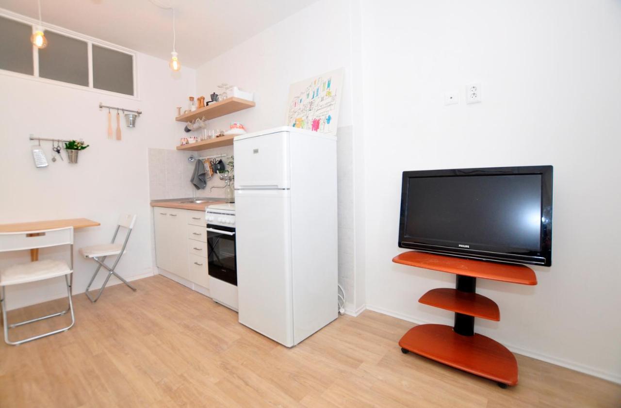 Room & Studio In The Centre Split Exterior photo